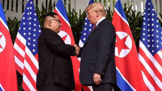 Историческое рукопожатие президента США и лидера КНДР перед началом саммита
