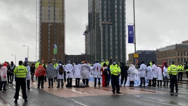 Protesta en un puente de Glasgow