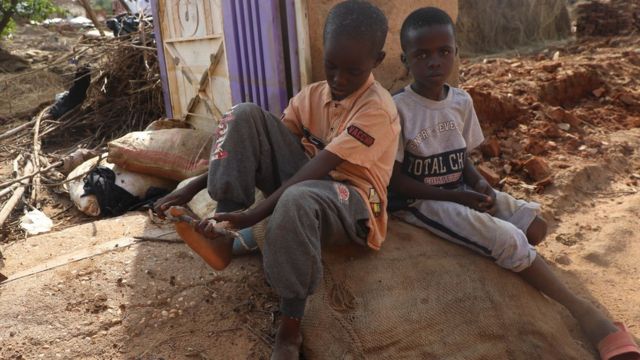 iki Sudanlı çocuk