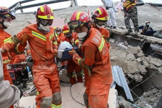Quanzhou kentinde çöken otelin enkazından çıkarılan bir kişi