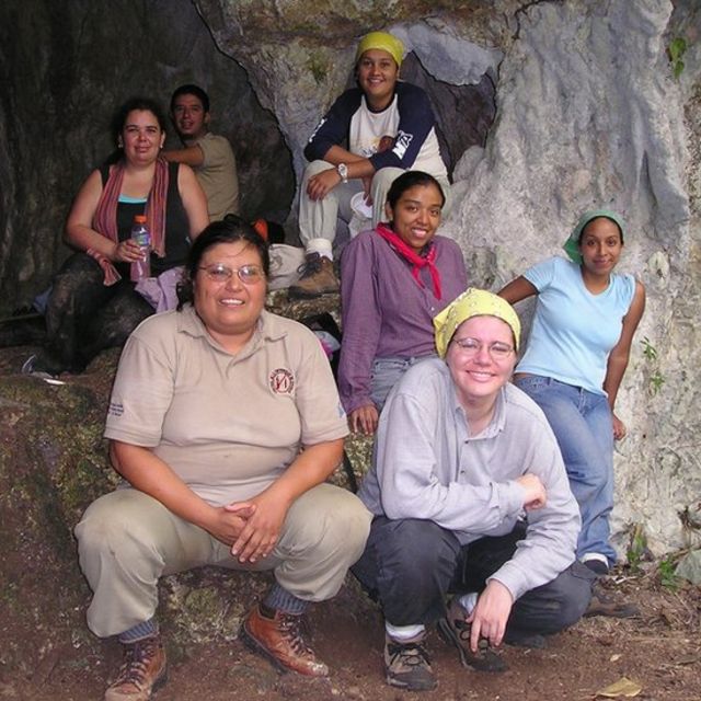 Monroy con integrantes de su equipo en una cueva