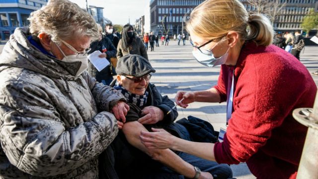 Le vieil homme est vacciné en Allemagne