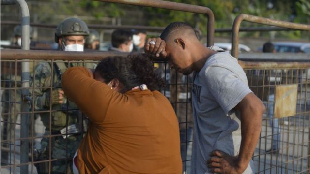 Familiares de preso en Guayaquil esperan información.