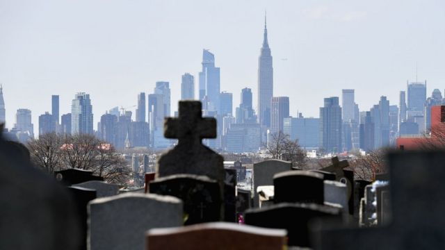 Cemitério de Nova York com a ilha de Manhattan ao fundo