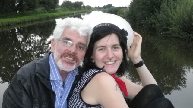 Оливија и њен отац, након судког расплета