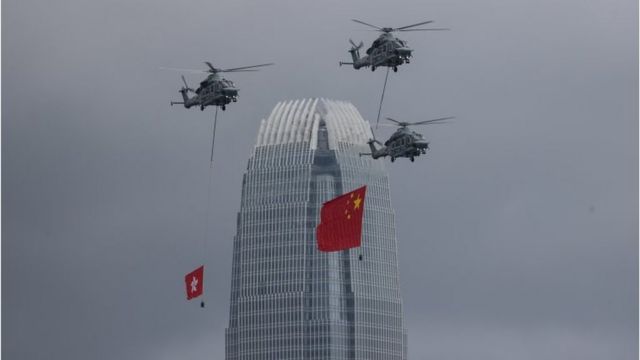 On July 1, a helicopter of the Hong Kong Government Flying Service displayed the Chinese national flag and the Hong Kong regional flag over the Hong Kong Convention Center.