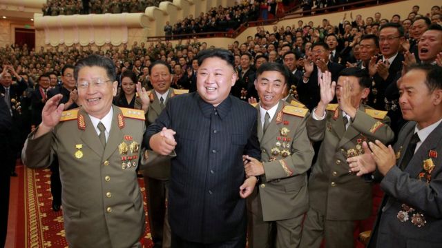 Kim Jong-un e militares norte-coreanos