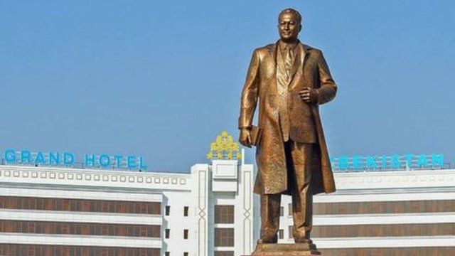 Жиззахдаги Шароф Рашидов ҳайкали.