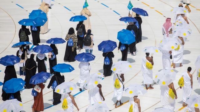 حجاج يطوفون حول الكعبة في المسجد الحرام في مكة