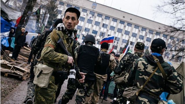 Луганськ, 13 квітня 2014 року. Проросійські активісти біля будівлі СБУ.