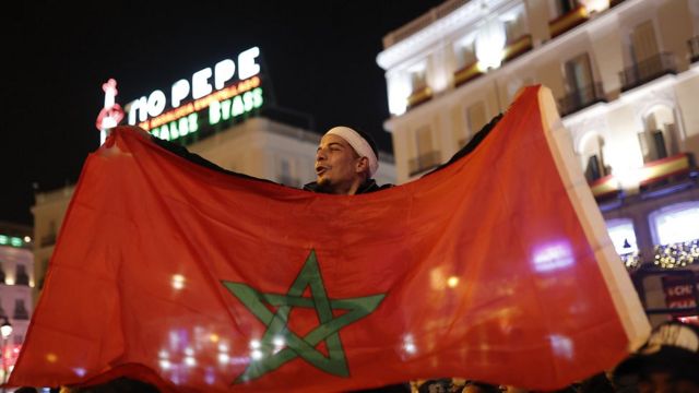Un fanático de Marruecos con la bandera del país en Madrid.