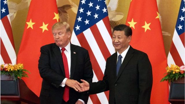 الرئيس الأمريكي دونالد ترمب والرئيس الصيني شي جين بينغ يتصافحان ممتعضين