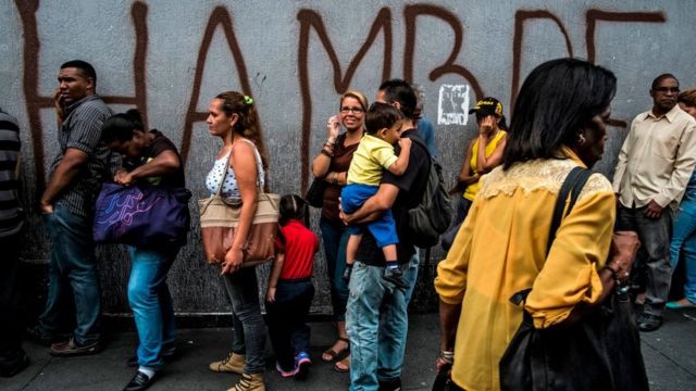 Fila para comprar alimentos en Venezuela