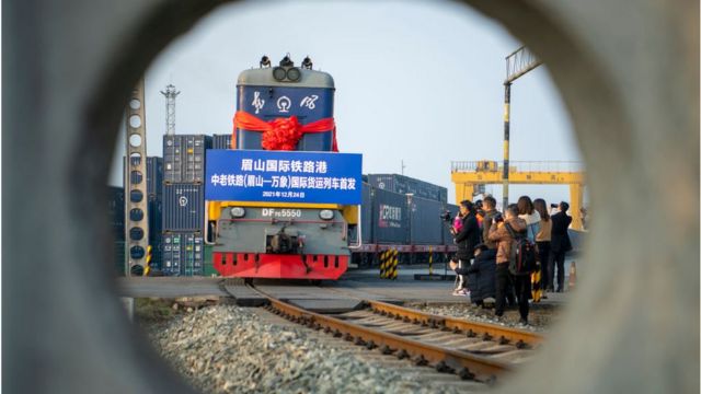 Un tren de carga que transporta contenedores parte hacia Vientiane tras la apertura del Ferrocarril China-Laos