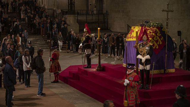 Fila para ver corpo da rainha Elizabeth II tem 5 quilômetros em