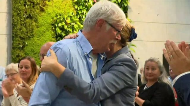 Mette Frederiksen hugs Poul-Erik Rasmussen, who campaigned for years for an apology