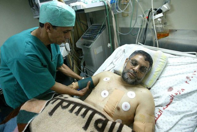 الدكتور عبد العزيز الرنتيسي يرقد في المستشفى وطبيب يفحص حالته
