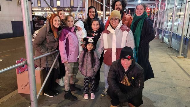 Grupo de colaboradores do restaurante La Morada que distribui doações duas vezes por semana para migrantes em Nova York