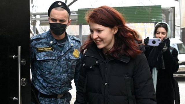 Kira Yarmysh entrando em um tribunal de Moscou, 22 de janeiro de 2021