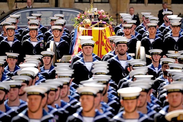O caixão da rainha com os símbolos da coroa - a orbe, o cetro e a coroa - sendo carregado por soldados da marinha