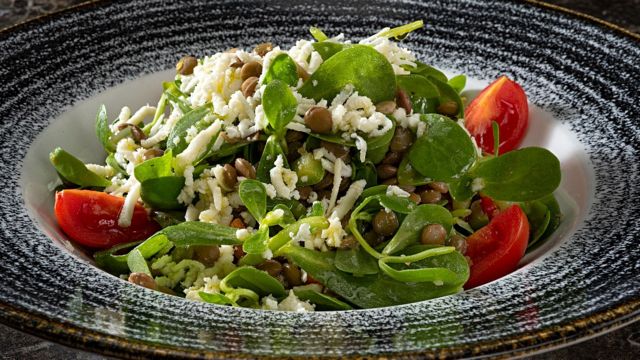 Salad with tomatoes, lentils and purslane
