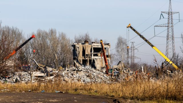Разрушенное здание ПТУ в Макеевке