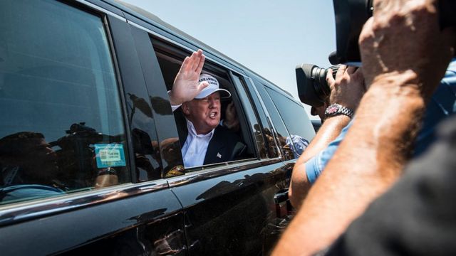 Trump en una limusina asediado por fotógrafos