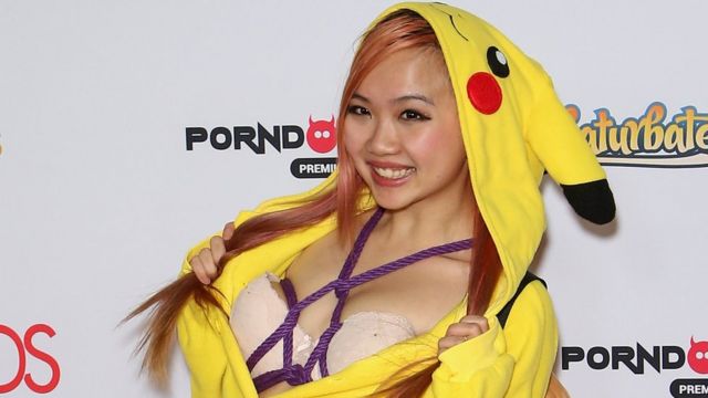 Actriz pornográfica luce traje de Pikachu
