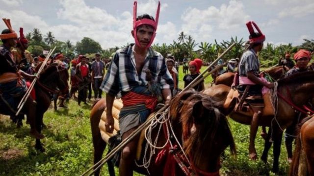 සුම්බා දුපතේ පිරිමින් එක්වන උත්සව අවස්ථාවක්