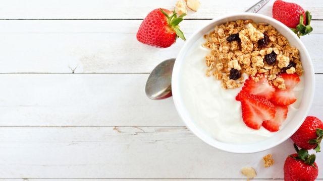 Pote de iogurte com granola e frutas