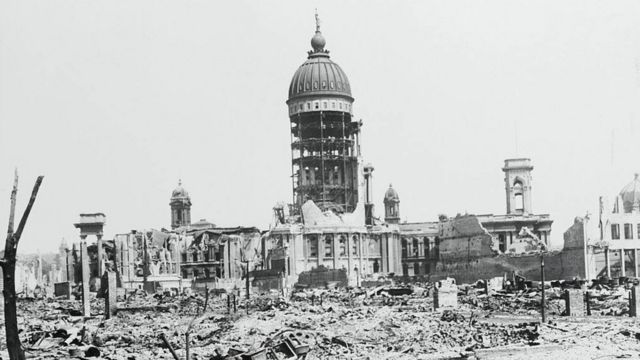 زمین لرزه‌ای در امتداد گسل سان آندریاس در سال ۱۹۰۶ ساختمان‌های سانفرانسیسکو را ویران کرد