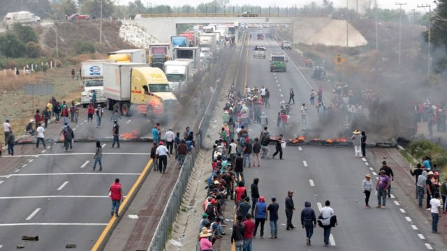 El 4 de mayo, unos pobladores de Palmarito Tochapán, en Puebla, protestaron contra una operación del ejército destinada a golpear a los "huachicoleros".