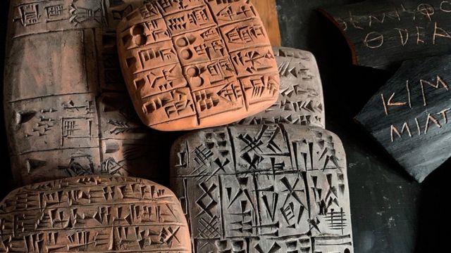 Tabletas con escrituras antiguas