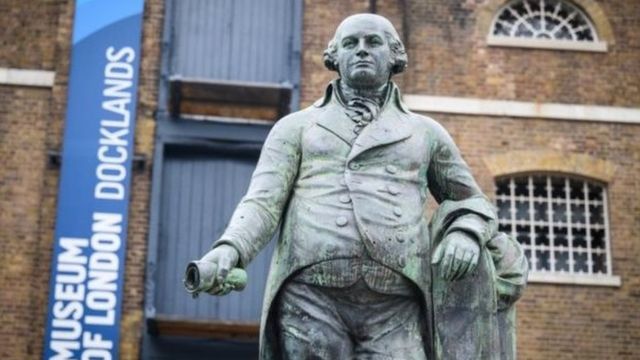 倫敦碼頭博物館前的 Robert Milligan 雕像被推倒前