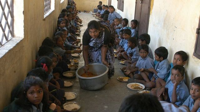 சத்துணவுத் திட்டம்.