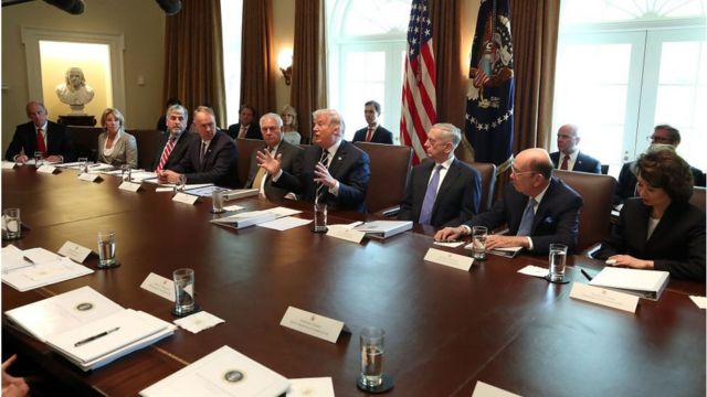 Трамп и его кабинет министров на заседании в 2017 году