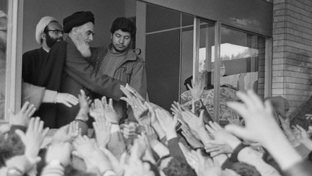 El ayatolá Jomeini saluda a sus seguidores.