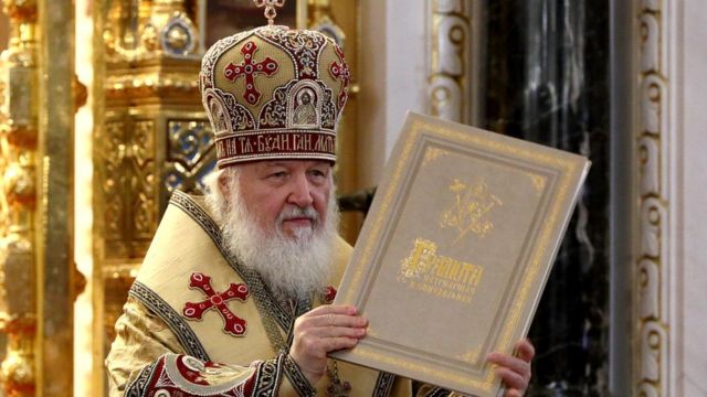 Патриарх Кирилл держит в руках "Грамоту"