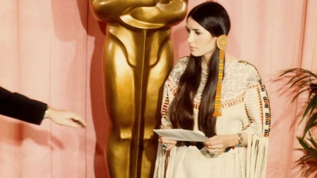 1973年奥斯卡颁奖礼上，萨钦·“小羽毛”代表马龙·白兰度上台解释他拒绝领奖的原由(photo:BBC)