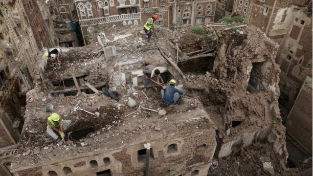 عمال يهدمون مبنى أثريا في المدينة القديمة المسجلة بين تراث العالم.
