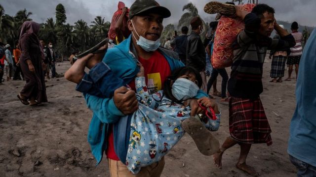 বাচ্চাকে নিয়ে পালাচ্ছেন এক ব্যক্তি