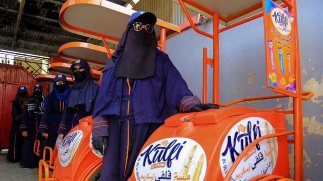 阿富汗妇女在首都喀布尔街头出售冰激凌谋生。(photo:BBC)