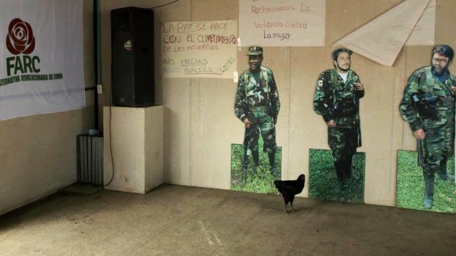 Carteles y figuras con la imagen de comandantes guerrilleros muertos (Foto: Natalio Cosoy/ BBC Mundo)