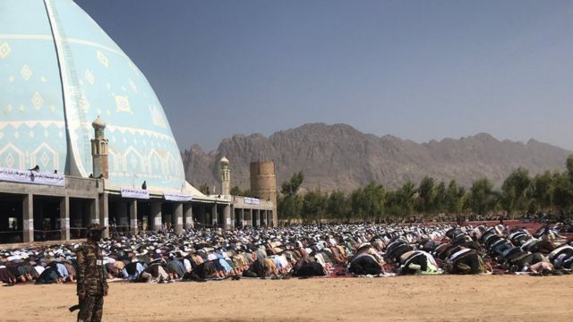 نماز عید در قندهار که گفته شده به امامت هبتالله آخوندزاده رهبر طالبان برگزار شده اما تصویری از حضور وی تا هننوز مشاهده نشده است