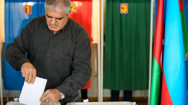Мужчина голосует в ходе референдума в Азербайджане