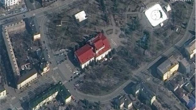 乌克兰总统泽连斯基指责俄罗斯故意轰炸被围困的马里乌波尔市的一个剧院，那里有数百人躲避炮击。