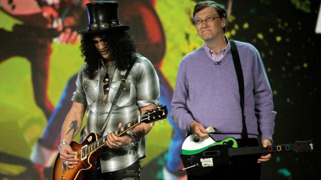 Saul Hudson, "Slash", de la banda Gun's and Roses (izquierda) y Bill Gates con una guitarra. (Foto: David Paul Morris)
