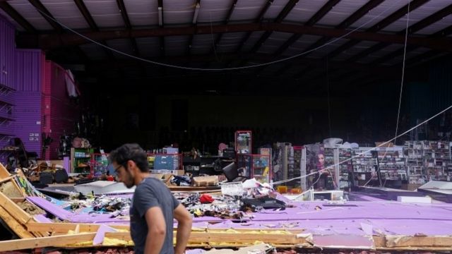 Una tienda semidestruida en Lake Charles