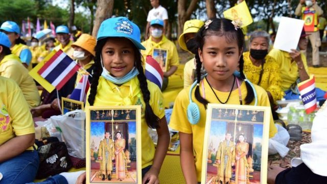 พสกนิกรชาวจังหวัดนครปฐมเป็นจำนวนมากที่ไปรอเฝ้าฯ รับเสด็จ