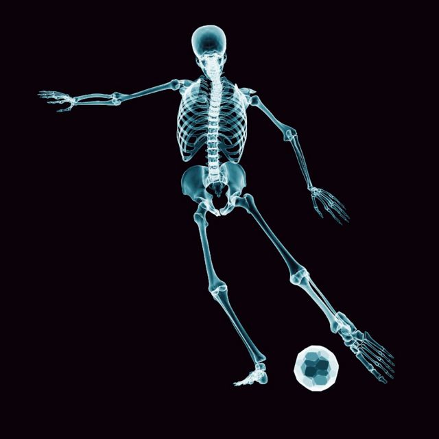Desenho de um esqueleto jogando futebol